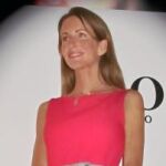 Vega apuesta por el «look baby doll» con un vestido y un bolso de Dior