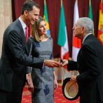Los príncipes de Asturias entregan al cantautor canadiense Leonard Cohen una insignia durante la audiencia que ofrecieron hoy a los galardonados