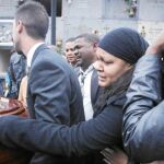 La madre de Avellaneda, Carolina, su padre y su hermano, acompañados por su padrastro y un centenar de allegados, despidieron ayer a la joven de 17 años