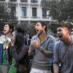 Jóvenes del 25-S corean las consignas que lanza una chica con un megáfono