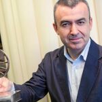 Lorenzo Silva apareció ayer más relajado tras la vorágine de la noche del Premio Planeta