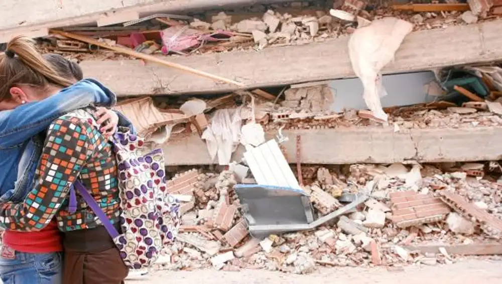 Varios edificios y coches destruidos por el terremoto del 11 de mayo de 2011 en Lorca