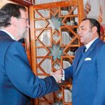 El presidente del Gobierno, Mariano Rajoy, saluda al rey de Marruecos, Mohamed VI, ayer, en Rabat