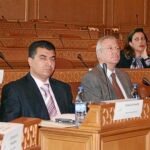 El presidente de la Comunidad (2d) en la Mesa de la Asamblea Regional y Local Euromediterránea (Arlem)