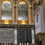 La Bolsa baja el 08 % pero mantiene el nivel de 7000 puntos