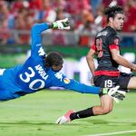 Diego Costa sigue en la buena línea del domingo pasado y marcó el segundo gol tras driblar al portero del Hapoel en su salida