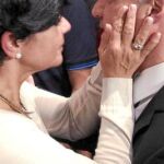 Íñigo Urkullu recibe la felicitación de su esposa