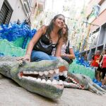 Vecinos del popular barrio barcelonés de Gràcia preparan el engalanado de las calles para las fiestas de 2011