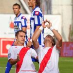 El delantero del Rayo Vallecano Francisco Luna "Piti"(d) celebra su gol, el primero de su equipo, junto al delantero montenegrino Andrija Delibasic