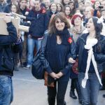 Los «indignados» realizaron varios «teatrillos» para llamar la atención de los viandantes. Representaron las «últimas» bodas gays e hicieron un simulacro de desahucio varias veces