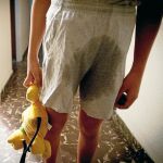 No poner pañal. Es mejor que cuando los padres pongan al niño a orinar con el fin de vaciar la vejiga antes de acostarse.