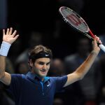 Federer sufre para imponerse a Tsonga en la apertura de la Copa de Maestros