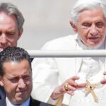 El Santo Padre, en una imagen de archivo, acompañado de su secretario (arriba) y su entonces mayordomo