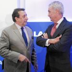 El ministro de Defensa, Pedro Morenés, junto a Alfonso Ussía