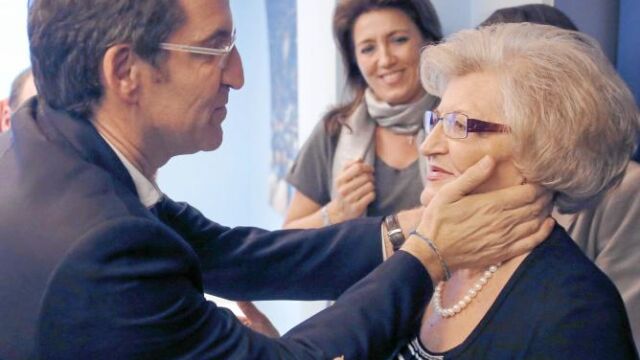 Alberto Núñez Feijóo junto a su madre, ayer en la sede del PP de Galicia