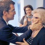 Alberto Núñez Feijóo junto a su madre, ayer en la sede del PP de Galicia