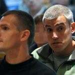 Los etarras Igor Portu (izda.) y Mattin Sarasola, durante el juicio por el atentado en la T-4 de Barajas