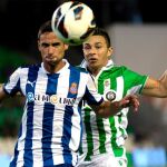 El delantero del Betis Rubén Castro (d) presiona al defensa del Espanyol Raúl Rodrígue