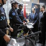 Ignacio González visitó ayer la Policía Local de Boadilla, junto al consejero de Presidencia y Portavoz, Salvador Victoria, y el alcalde de la localidad, Antonio González Terol