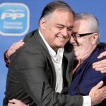 González Pons se abraza con el cabeza de lista del PP al Senado de la provincia, Pedro Agramunt