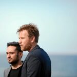 Juan Antonio Bayona (izda.) junto a Ewan McGregor ayer en San Sebastián