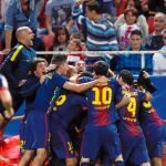 Los jugadores del Barcelona celebran el tanto del triunfo en el Sánchez Pizjuán