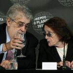 José Manuel Lara acompañado de la escritora Rosa Regàs