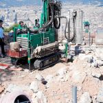 La perforadora trabajaba ayer en el baluarte de San Carlos, la zona en la que se han encontrado los restos arqueológicos del siglo XVIII