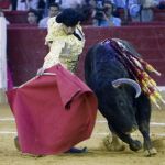 El salmantino Javier Castaño culmina un derechazo a su segundo toro de Cuadri en la penúltima de la Feria del Pilar de Zaragoza