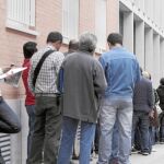 Las oficinas de empleo registran largas colas de personas desempleadas que buscan un puesto de trabajo