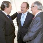 Joaquín Ripoll con el presidente de Puertos de España, Fernando González Laxe, y de AVE, Vicente Boluda
