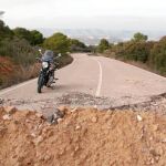 Algunos de los desperfectos en la conservación de la N-211 denunciados por agentes como cortes de calzada sin señalización o barreras metálicas con riesgo para los usuarios.