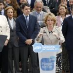 Aguirre, en el centro, flanqueada por Ignacio González y Francisco Granados, a la derecha