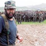 Arriba, «Alfonso Cano» en el año 2000. A la derecha, su rostro, sin barba, tras ser abatido en la selva colombiana del Cauca.