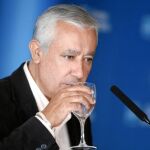 El presidente del PP-A, Javier Arenas, se mostró ayer convencido de que la estrategia del PSOE-A de buscar la confrontación con el presidente electo del Gobierno, Mariano Rajoy, en los meses previos a las autonómicas «no va a cuajar»