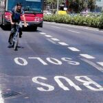 Taxistas alertan de la «ocupación» de los carriles bus