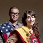 Los estadounidenses Nazanin Sullivan y Juan Durán , que viven y estudian en España, posan con las banderas de los dos países