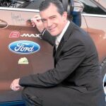 Antonio Banderas,, con el Ford que se subastó