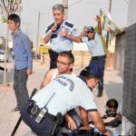 EFECTOS COLATERALES. Un policía turco atiende a dos compañeros heridos después de que estallase ayer una bomba de mortero siria