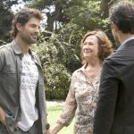 El actor Rodolfo Sancho junto a su madre en la ficción, Julieta Serrano, en una escena de la serie