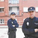 Luis Alberto, en primer plano y Mario, detrás, delante de la casa en la que salvaron a un bebé de un año