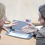 La vicepresidenta del Consell, Paula Sanchez de León, y la consellera de Agricultura, Maritina Hernández, ayer durante el pleno de Les Corts