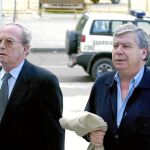 El ex ministro de Interior José Luis Corcuera (izq.) ha sido condenado por una falta contra el orden público al increpar a varios policías locales