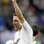 Higuaín saluda al público del Bernabéu con el balón en la mano después del partido contra el Betis