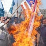 Paquistaníes queman ayer una bandera americana en Mohamand