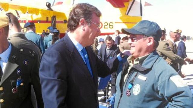 El consejero de Fomento y Medio Ambiente, Antonio Silván, conversa con uno de los brigadistas premiados