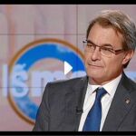 El president durante la entrevista en el programa «Àgora», en el fotograma de la izquierda, y en «Els Matins», a la derecha