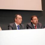 El presidente de la CEV, Salvador Navarro, junto a los representantes del principales organizaciones hosteleras