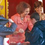 La Reina, ayer en Madrid. A la dcha., los Príncipes de Asturias