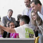 Don Felipe anima a «sacar partido» de los jóvenes